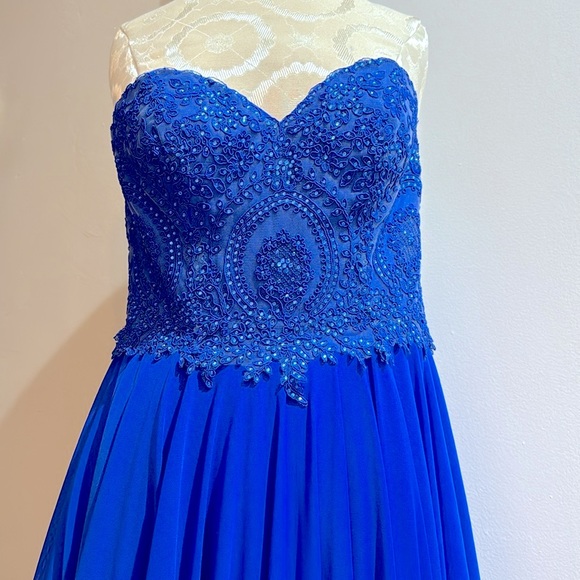 Camille La Vie Dresses & Skirts - Camille La Vie Embroidered Mesh Floral Blue Beaded Lace Up Back Zip Up Dress 8
